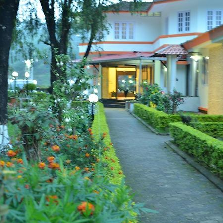Royal Retreat Hotel Мунар Екстериор снимка
