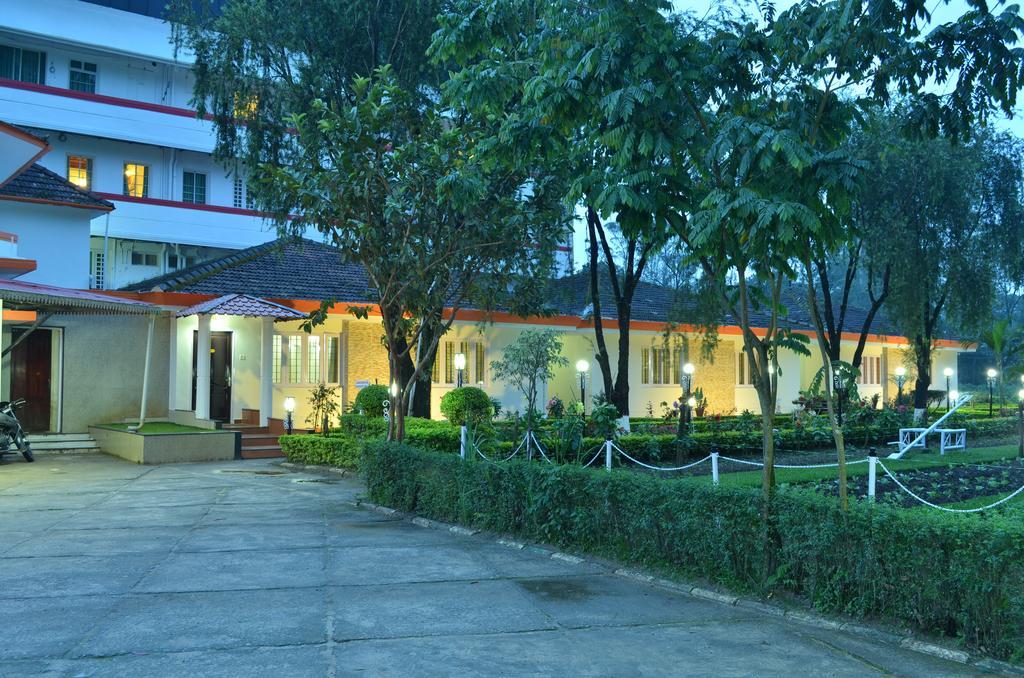 Royal Retreat Hotel Мунар Екстериор снимка