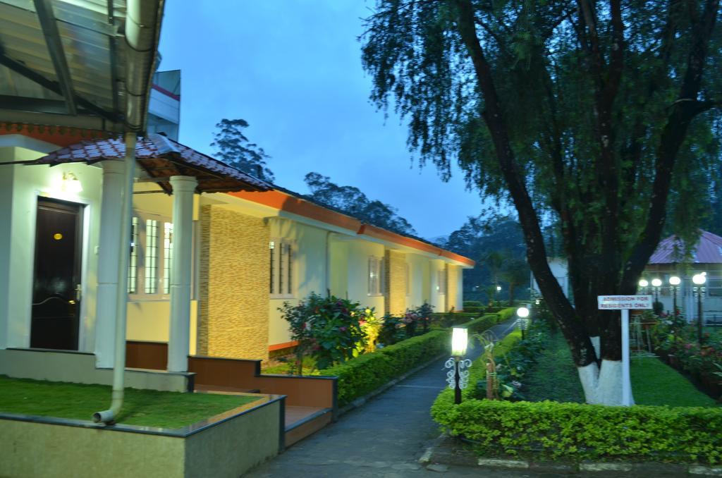 Royal Retreat Hotel Мунар Екстериор снимка