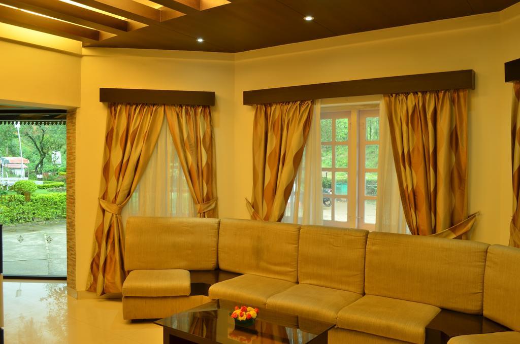 Royal Retreat Hotel Мунар Екстериор снимка