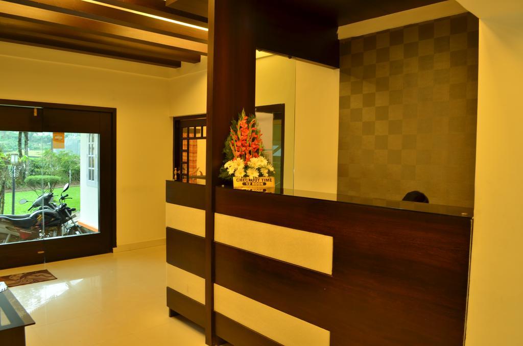 Royal Retreat Hotel Мунар Екстериор снимка