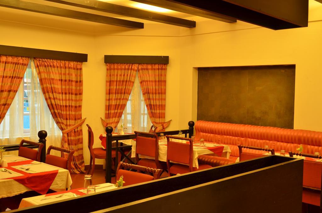 Royal Retreat Hotel Мунар Екстериор снимка