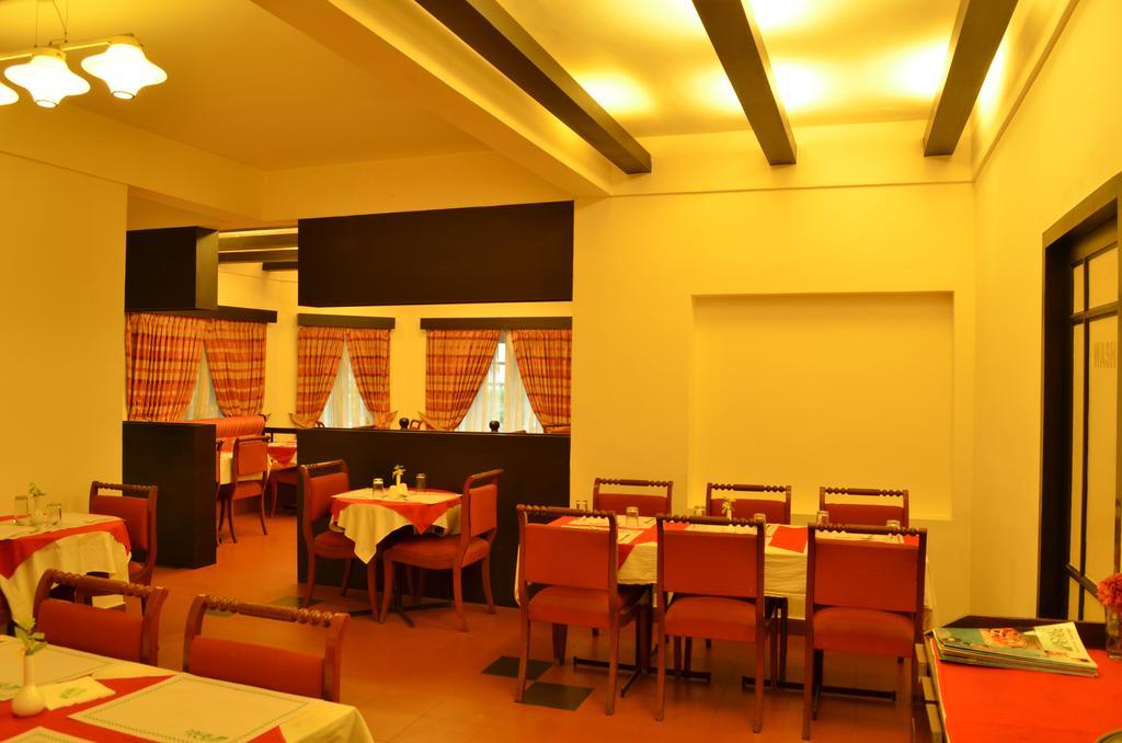 Royal Retreat Hotel Мунар Екстериор снимка
