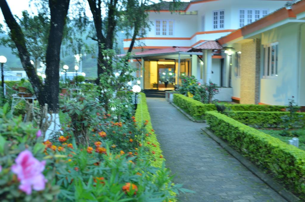 Royal Retreat Hotel Мунар Екстериор снимка