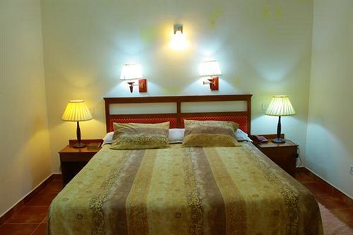 Royal Retreat Hotel Мунар Екстериор снимка