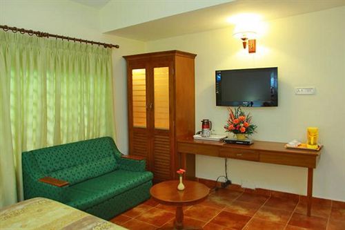 Royal Retreat Hotel Мунар Екстериор снимка