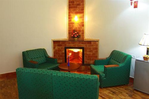 Royal Retreat Hotel Мунар Екстериор снимка