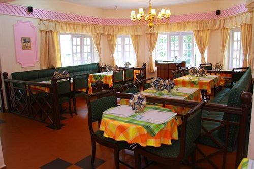 Royal Retreat Hotel Мунар Екстериор снимка
