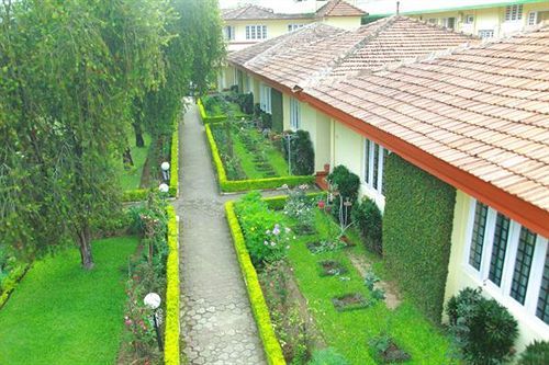 Royal Retreat Hotel Мунар Екстериор снимка